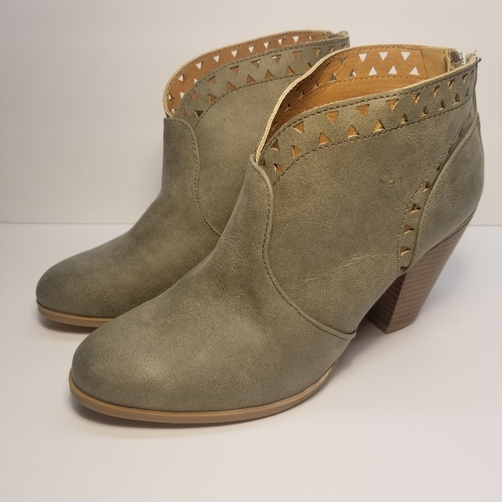 Qupid Jade Green Booties Size 8